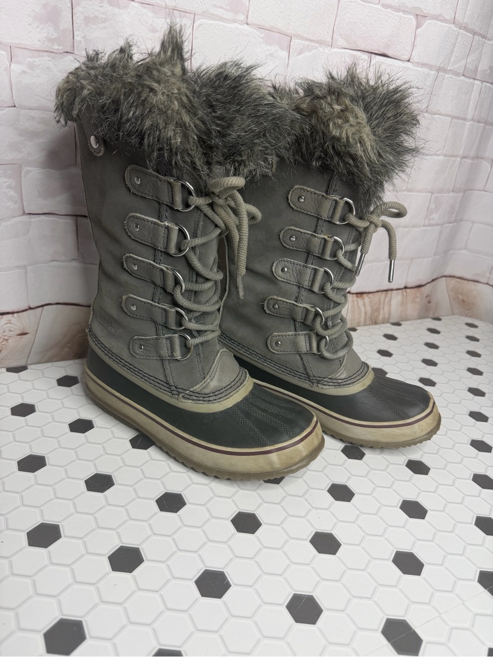 Sorel Joan of Arctic Faux Fur Winter Boots Women’s Size 7 Gray‎ Waterproof